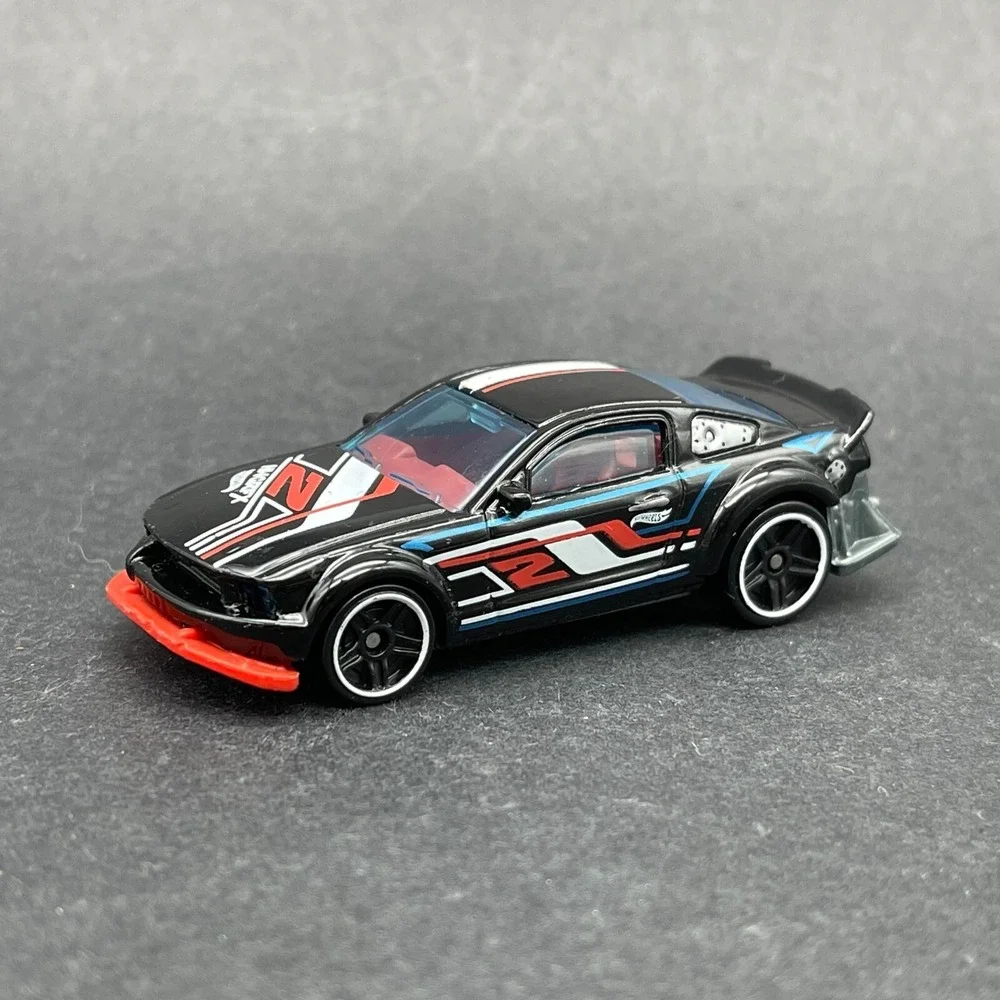 Hot Wheels HW 2005 '05 Ford Mustang Black Diecast 1/64 Scale Special Track Car‎